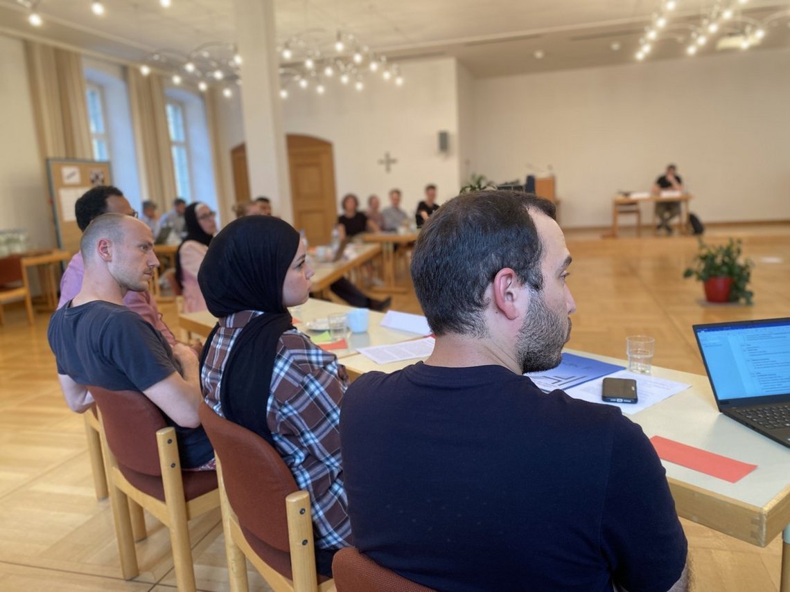 Workshops im Saal.