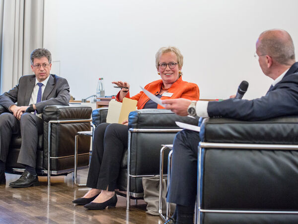 Johannes Schwörer (links) im Gespräch mit Barbara Thurner-Fromm und Walter Rogg