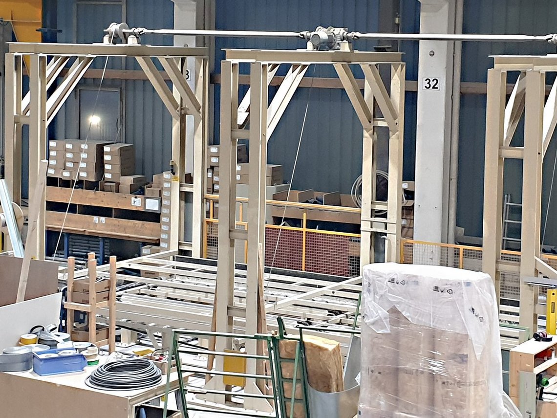 Häusle bauen, ganz professionell: In der Werkshalle bei Schwörer-Bau.