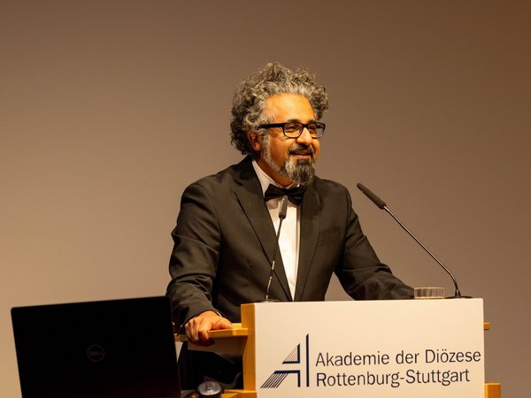 Zwischen Algorithmus und Würde: Warum der Mensch mehr ist als eine Maschine