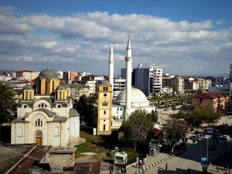 Alban Dragoshi / User "Alban1989", CC BY-SA 3.0, URL: https://commons.wikimedia.org/wiki/File:Ferizaj.jpg (Ausschnitt) Alban Dragoshi / User "Alban1989", CC BY-SA 3.0, URL: https://commons.wikimedia.org/wiki/File:Ferizaj.jpg (Ausschnitt)