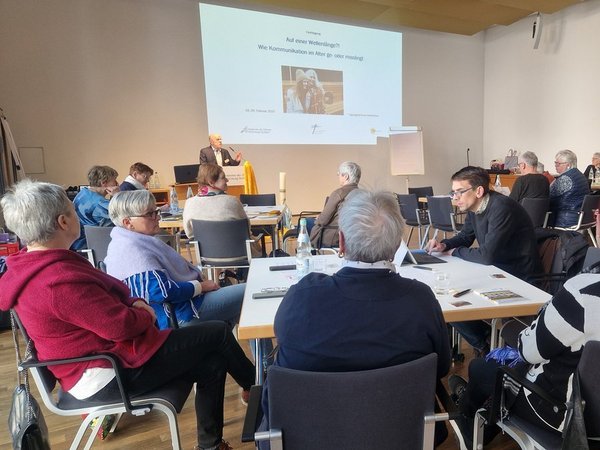 "Auf einer Wellenlänge!?" Kommunikation im Alter