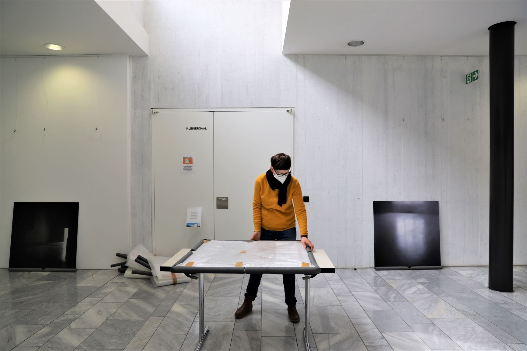 Nicole Ahland beim Aufbau der Ausstellung