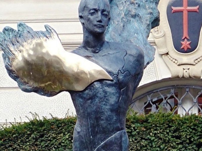 Moderne Plastik "Cherubinischer Wandersmann" (Erinnerung an Angelus Silesius) der Breslauer Künstlerin Ewa Rossano auf der Dominsel im barocken Garten am Ufer der Oder hinter dem Südflügel des Na