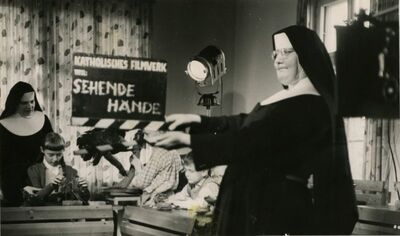 Dreharbeiten zum Film "Helfende Hände erhellen das Dunkel" (1960), Diözesanarchiv Rottenburg