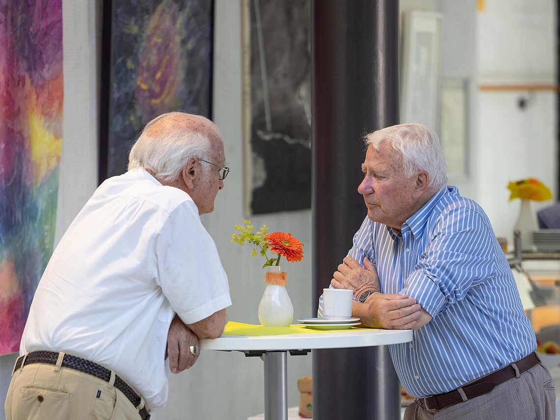 Interessierte Herren ins Gespräch vertieft…
