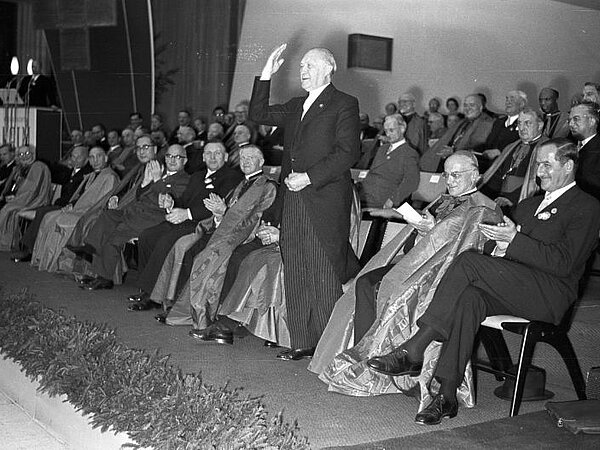 © Konrad Adenauer beim 77. Deutschen Katholikentag in Köln 1956 (www.walter-dick-archiv.de, Foto 475222)