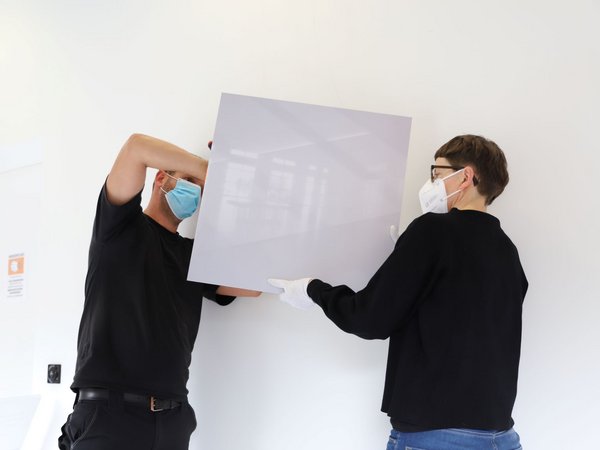 Nicole Ahland bei der Hängung Ihrer Werke
