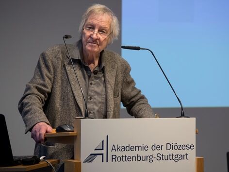 Prof. em. Dr. Dr. h.c. Bernhard Waldenfels beim Vortrag