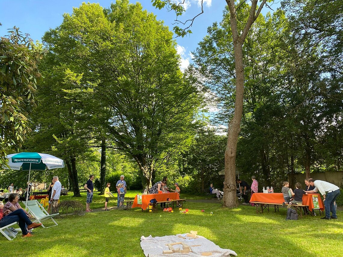 Idylle im Garten mit vielen Kindern