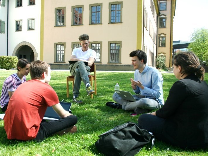 Gruppenarbeit im Garten.