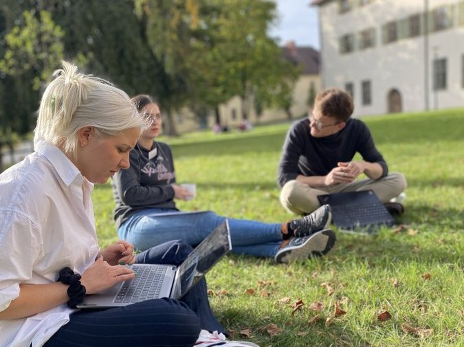 Arbeitsgruppe im Garten der Akademie in Weingarten