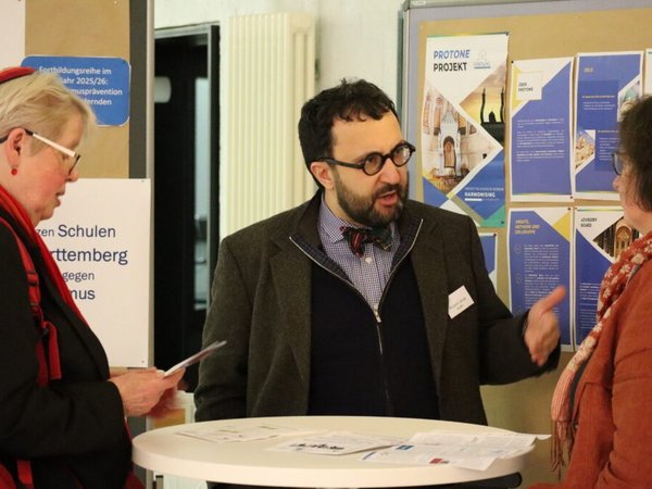 Verwandt, verflochten, entfremdet? Oder gar verfeindet? Verwandt, verflochten, entfremdet? Oder gar verfeindet?