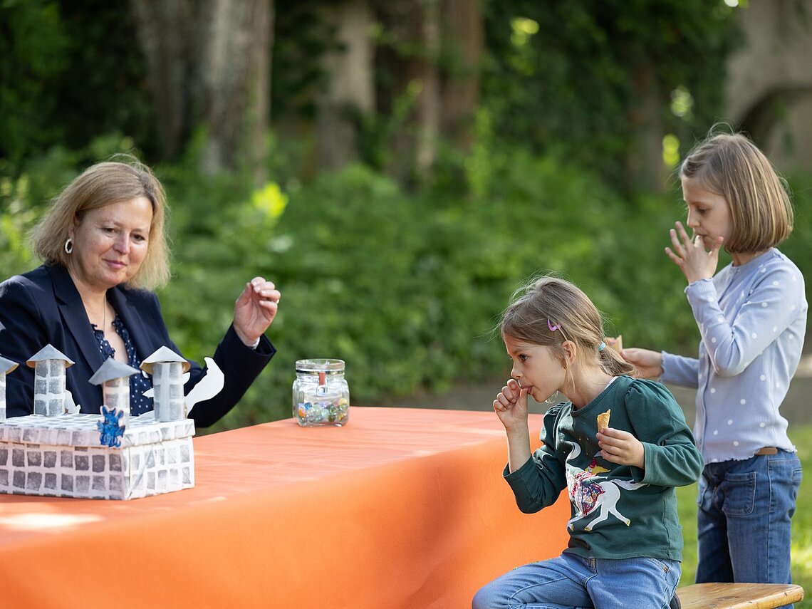 Bettina Wöhrmann und Kinder beim „Murmeln“ in und vor der Ritterburg