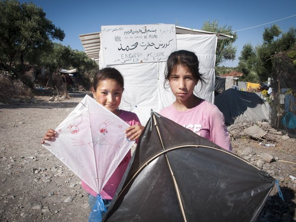 Kinder in Moria vor einer der unabhängigen "Schulen" von und für Flüchtlinge, August 2020