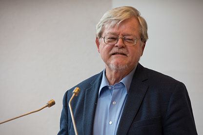 Der Sozialethiker Professor Dietmar Mieth bei seinem Vortrag in der Akademie.