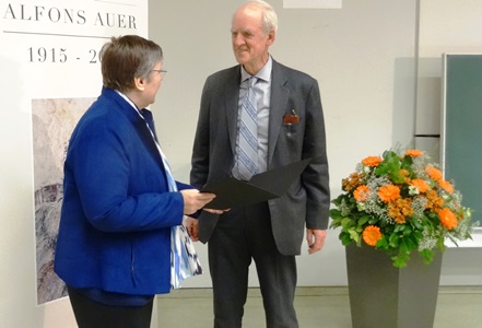 Dekanin Ruth Scoralick überreicht Charles Taylor  den Auer-Ethikpreis